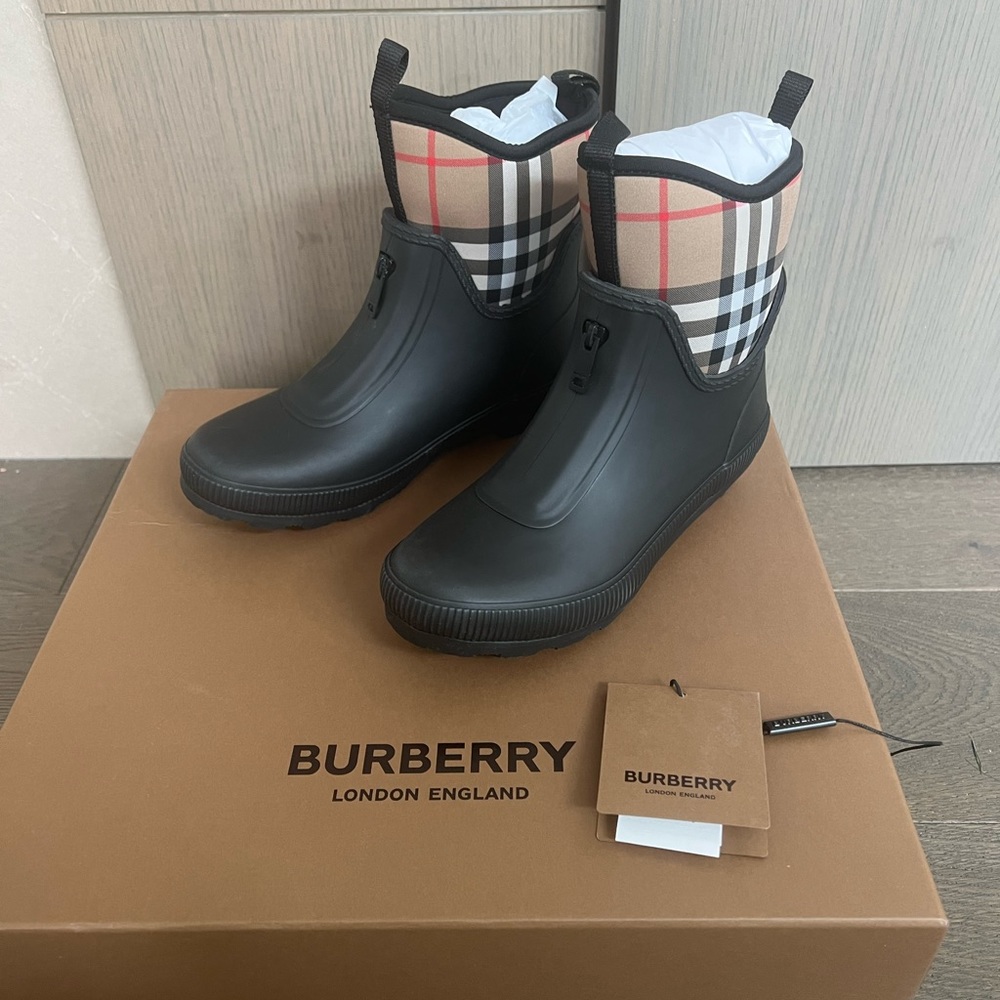 Burberry rain boots kids 34